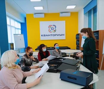 Сотрудники технопарка провели экскурсии по цифровым лабораториям физики, химии и биологии