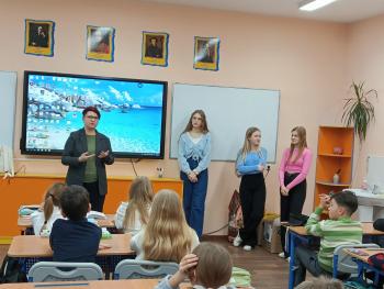 Волонтерский проект института педагогики и психологии «Уроки ProДОБРО» уже в 11 раз прошел в школах города Бийска